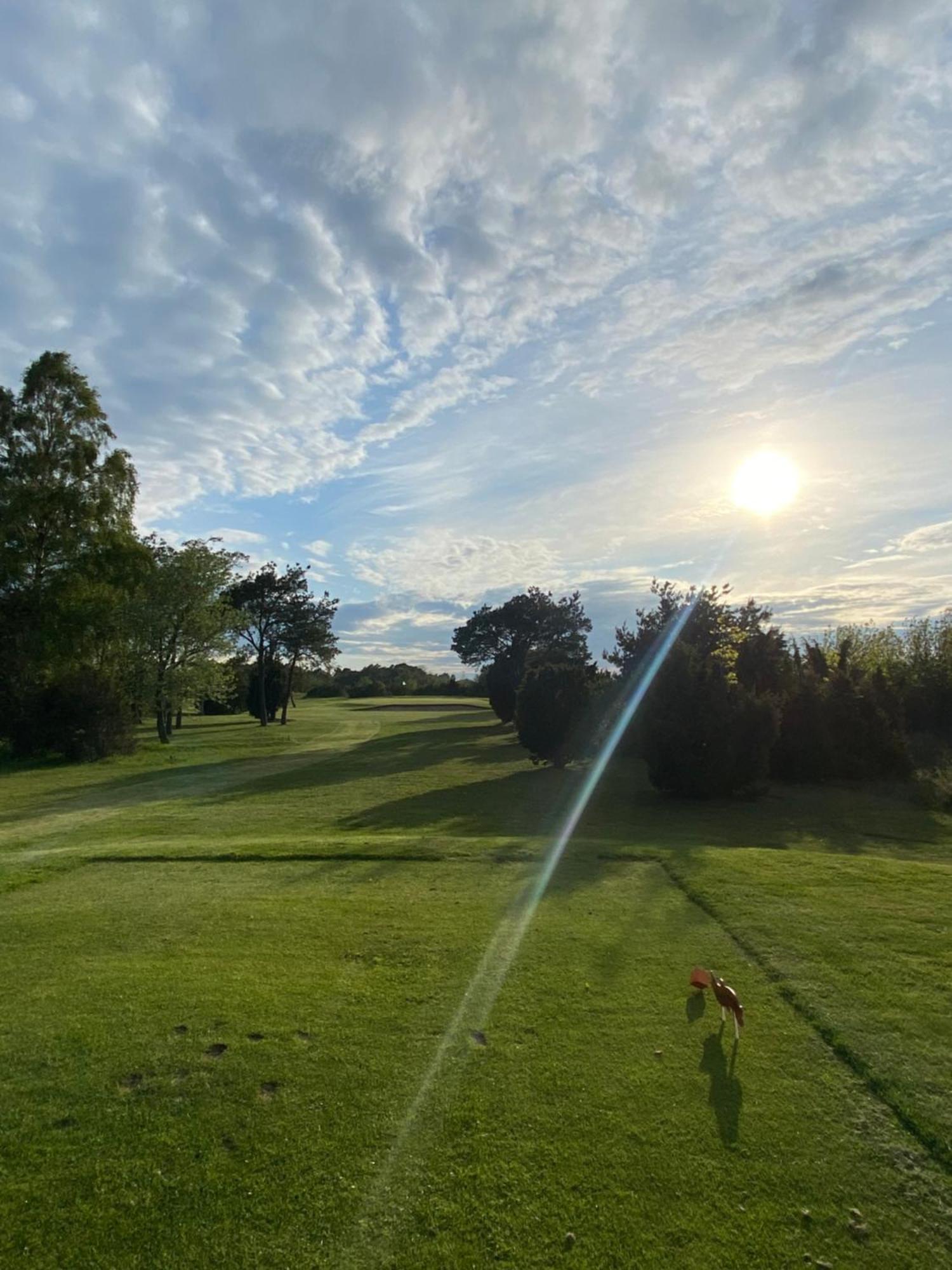 Naer Golfklubb Stugbyn Hotel Ljugarn Eksteriør billede